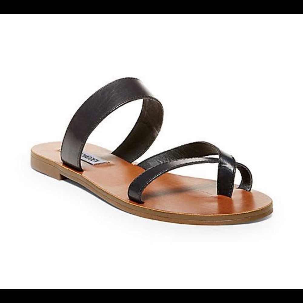 Steve Madden Aint So Strappy Sandals in Black. size 8.5